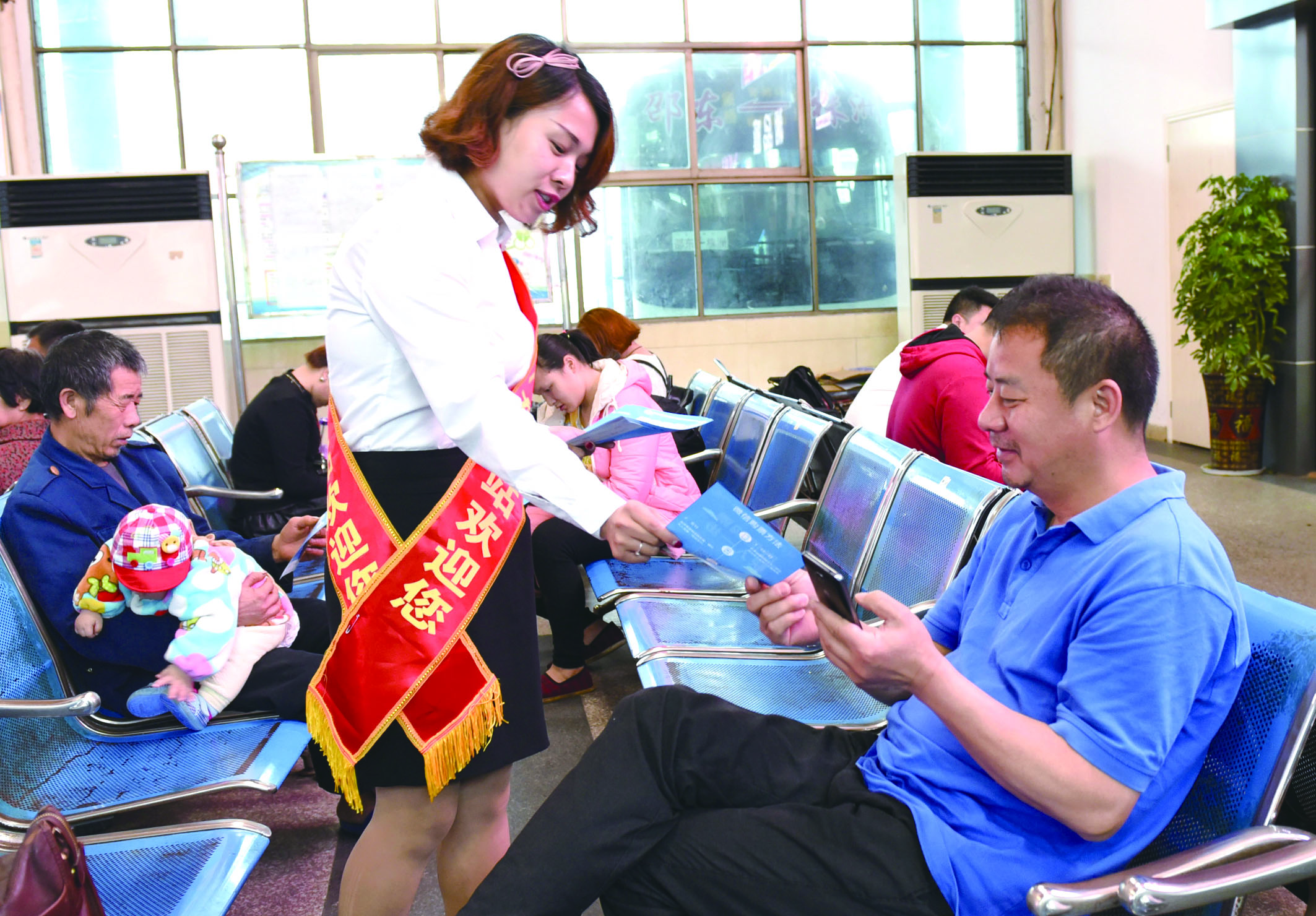 4月21日，邵東汽車西站工作人員在向旅客推介互聯(lián)網(wǎng)+站+車+客平臺的推廣應用與購票實名制宣傳。