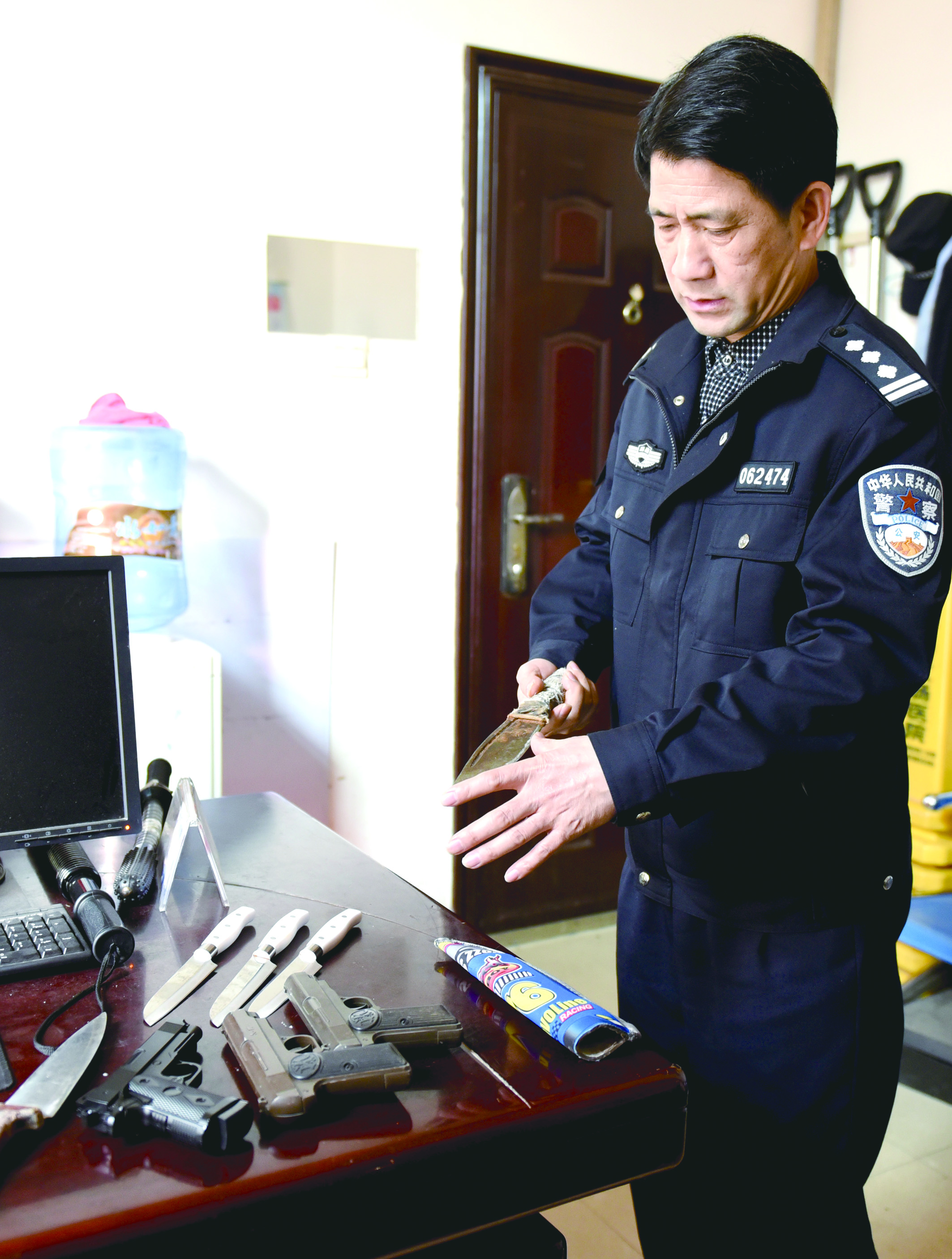 3月12日，邵東汽車西站警務(wù)室民警正在對所查獲的違禁品進(jìn)行清點(diǎn)